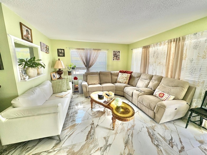 Primary Photo - 166 Sheffield G