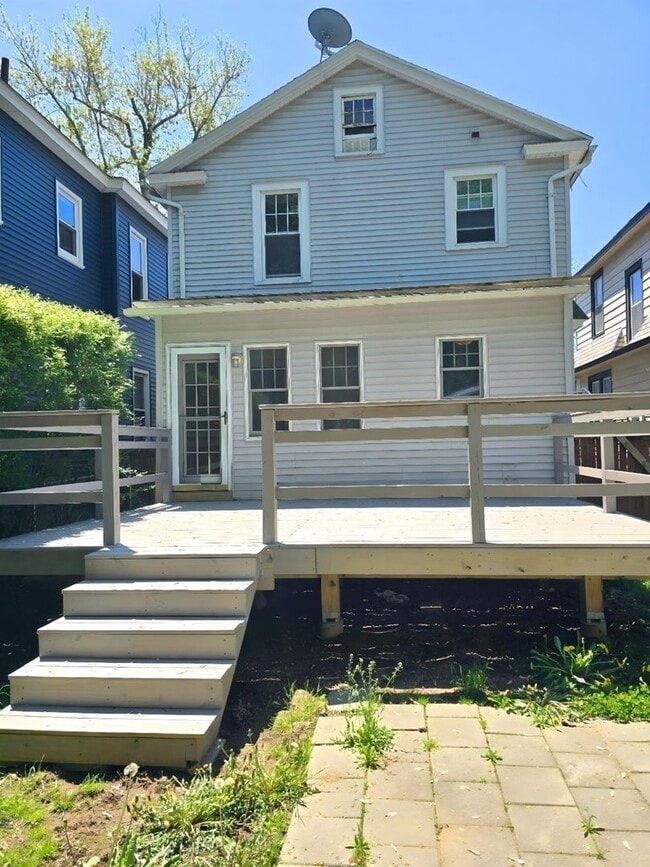 Building Photo - Charming Dutch Colonial in Great Location