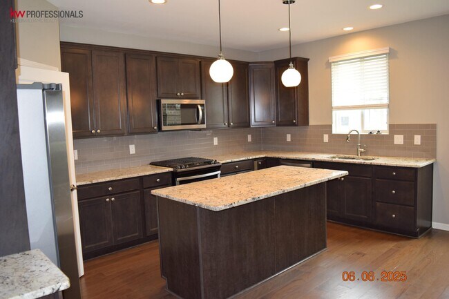 Building Photo - 49603 Shoreline Dr