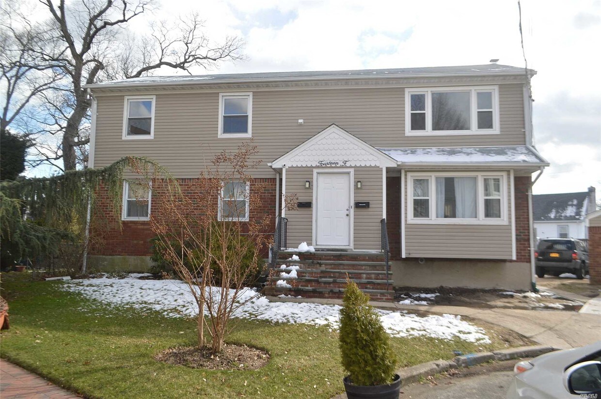 14 Roxy Pl, Lynbrook, NY 11563 Apartments in Lynbrook, NY