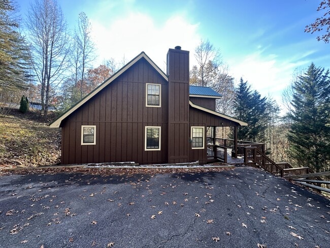 Building Photo - 155 April Ln