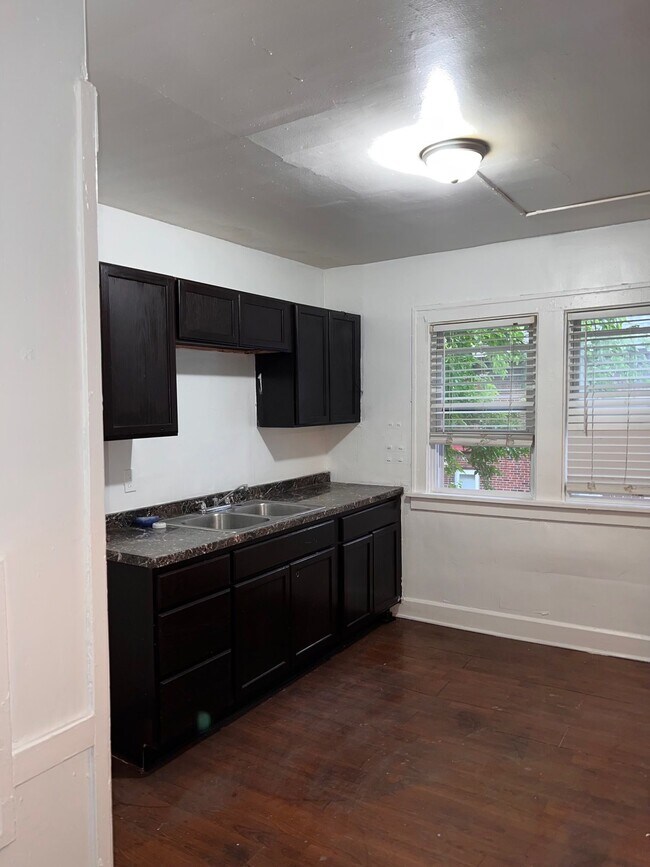 Building Photo - 3258 E 139th St