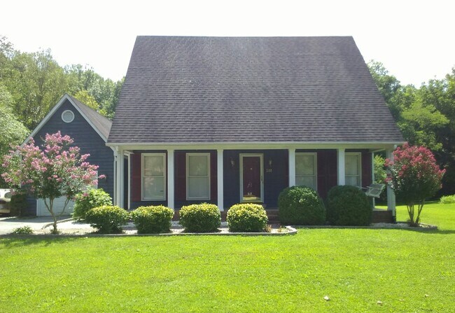 Foto del edificio - Beautiful 3BD 2BA Home with detached garage and fenced in backyard For Rent in Cookeville!