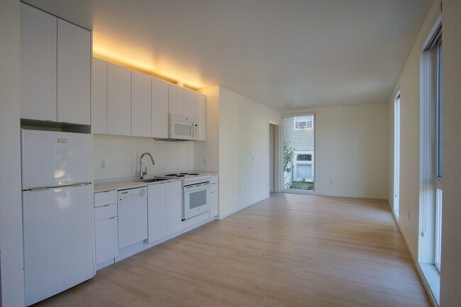 Foto del edificio - Modern 2-Bedroom w/Washer & Dryer Ready Late March!