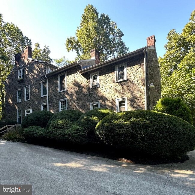 Building Photo - 72 Park Ln