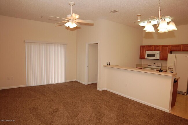 Foto del edificio - 7920 Merrill Rd