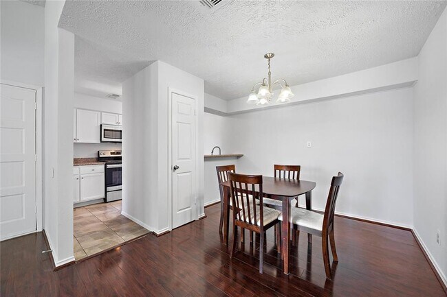 Building Photo - 10555 Turtlewood Ct