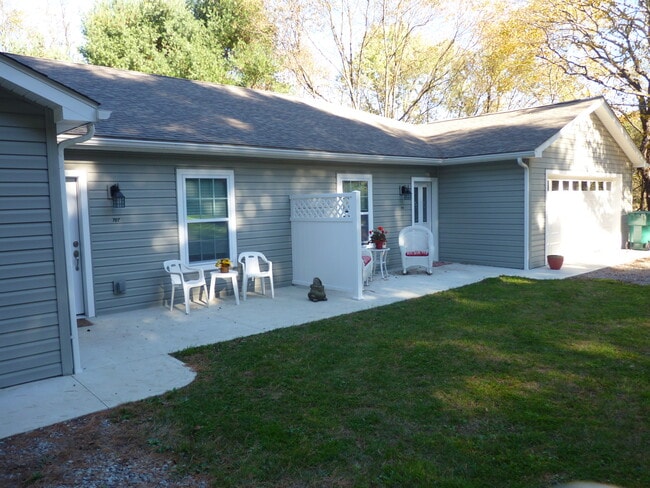 Building Photo - 724 Greenlawn Rd