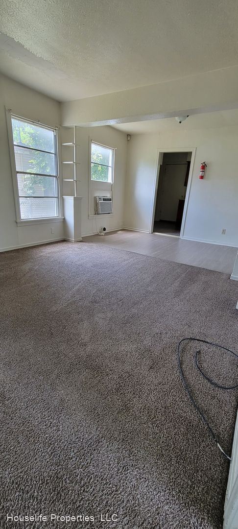 Foto del edificio - 2 br, 1 bath House - 605 West 75th St.