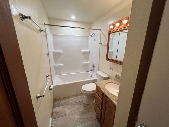 Building Photo - 1/2 Off First Month's Rent! - Newly remode...