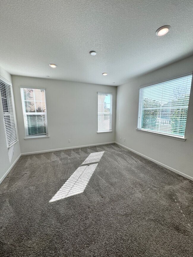 Foto del edificio - 3 Bed / 2.5 Bath Solar Home with Patio – Roseville – Available Now SEE VIDEO