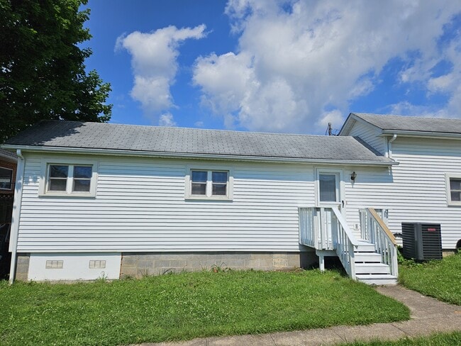 Building Photo - 208 E Main St