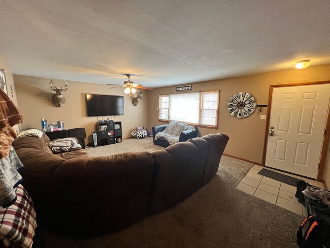 Building Photo - Pre-Leasing for 24/25 School Year