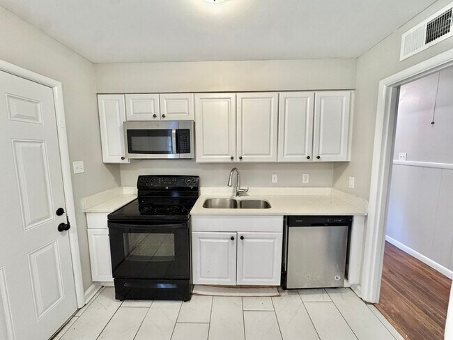 Building Photo - 1795 Cornelia Ln