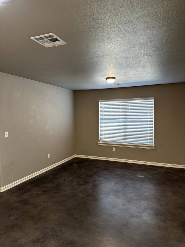 Building Photo - 4104 Maple Dr