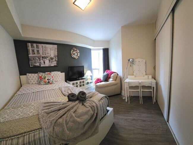 Photo du bâtiment - 300 Front St W