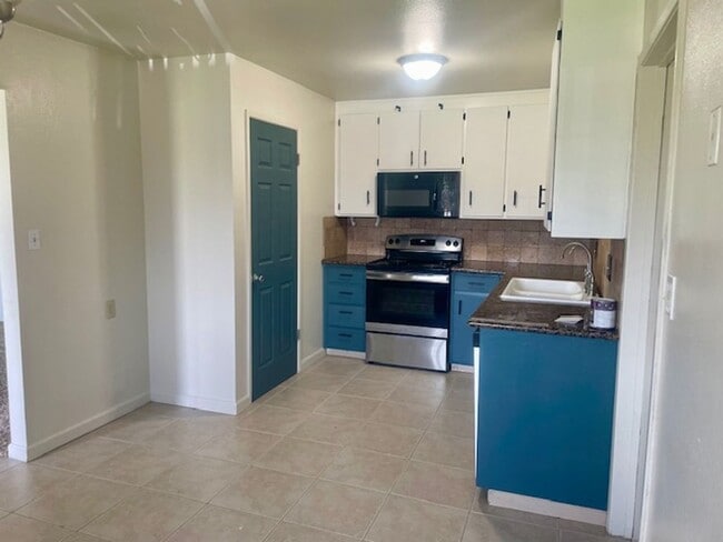 Building Photo - Charming house in an established quiet neighborhood in a court