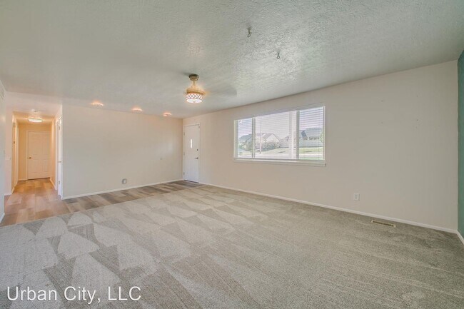 Building Photo - 5 br, 3 bath House - 1360 W Victory Rd
