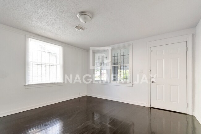 Foto del edificio - 1130 W 12th St