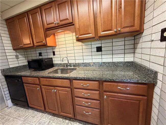 Building Photo - 735 Athalia St