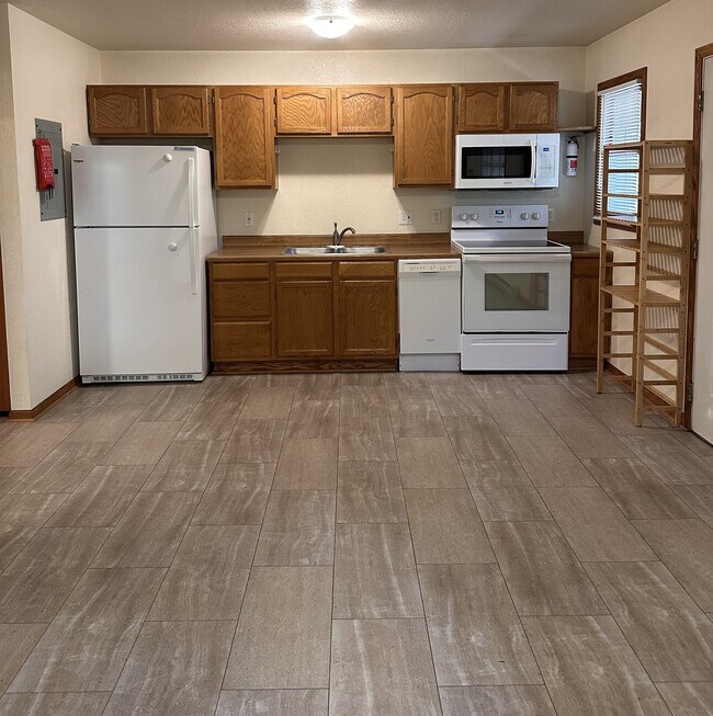 Cocina, Sala de estar - 1008 Remington St