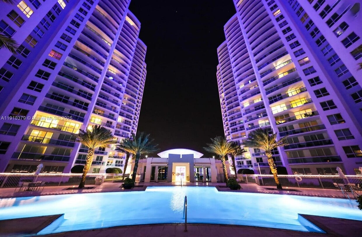 Foto principal - 231 Riverside Dr