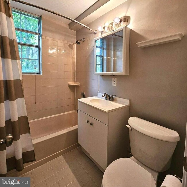 Building Photo - 1806 Key Blvd