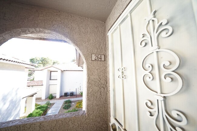 Foto del edificio - SHOWINGS AVAILABLE NOW