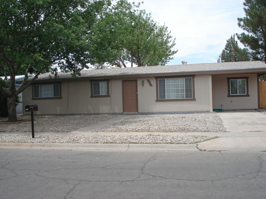 Foto principal - 703 S Fruitland Dr