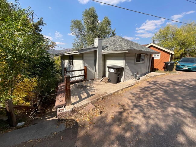 Building Photo - 2 Bedroom Home Available Near Manitou Ave ...