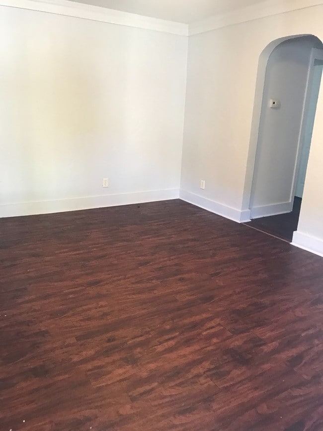 Building Photo - Great 3 bedroom/2 bath central air apartment