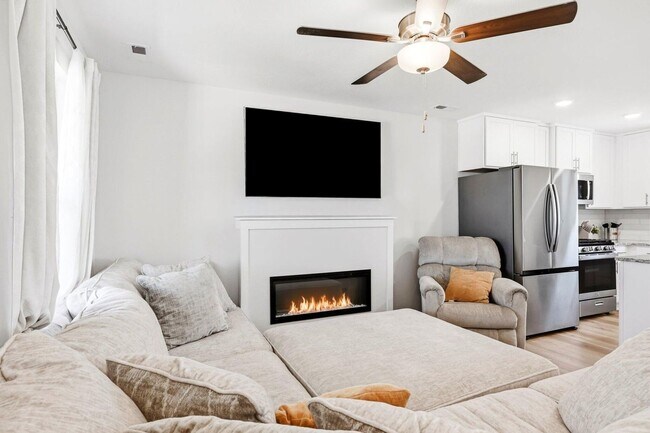 Foto del edificio - 4 Bedroom | 2.5 Bathroom | 2 Car Garage | Republic MO | Fenced in back yard!