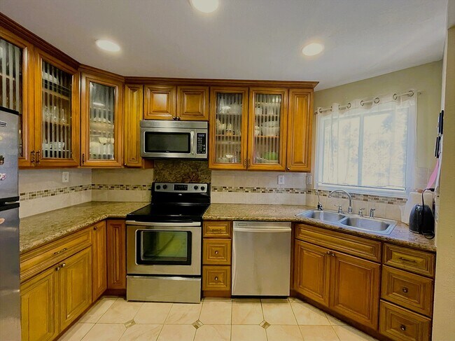 Foto del edificio - 999 Evelyn Terrace W