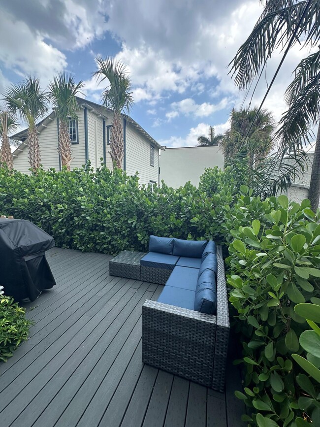 Building Photo - 234 Oleander Ave