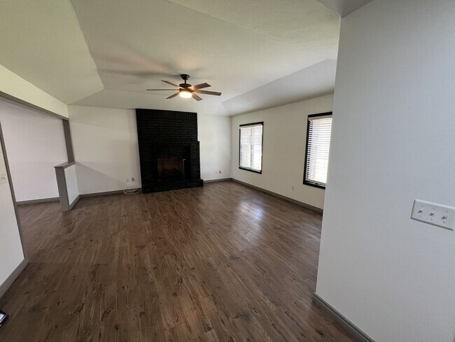 Foto del edificio - ALL BRICK HOME IN NIXA Located in McCroske...