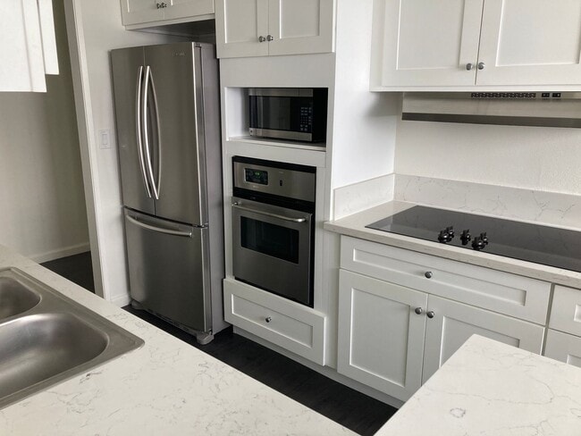 Foto del edificio - Updated two bedroom two bath in Fox Hills ...
