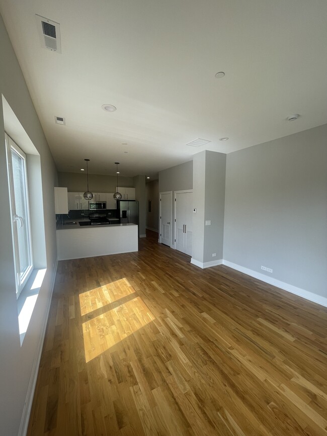 Open floor plan living room - 1300 Jefferson St