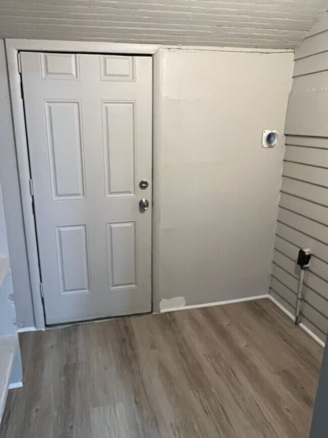 Photo - 1247 W Lee St Apartment