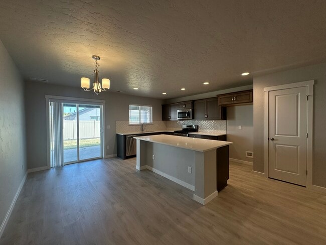 Building Photo - 1990 Cashel St