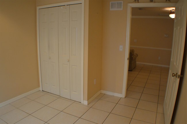 Building Photo - 2925 Montclaire Ave