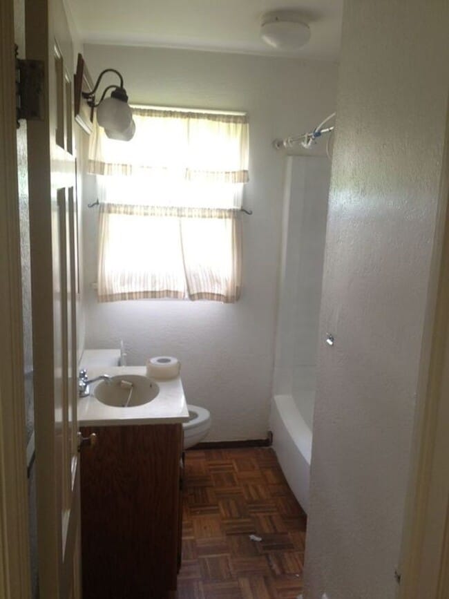 Foto del edificio - CLARKSHILL - 2 Bedroom 1 Bath