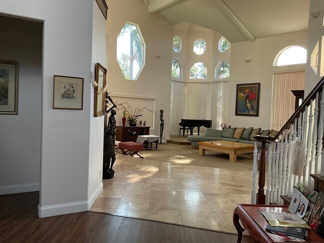 Foto del edificio - Spacious and Furnished 9 Bedroom House Nea...