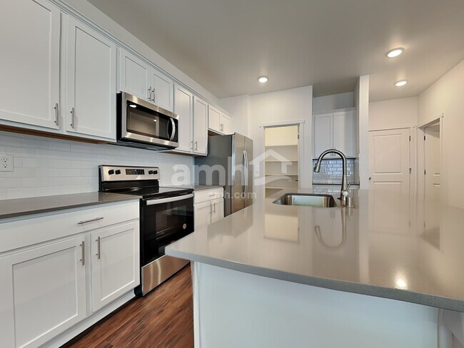 Foto del edificio - 8043 Dagny St SW