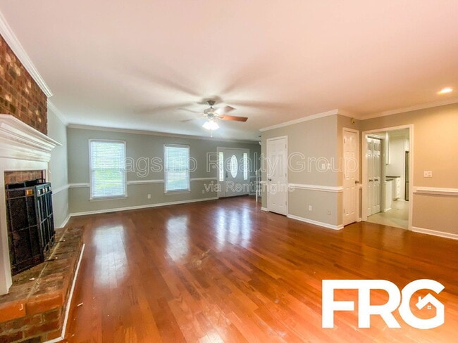 Building Photo - 305 Smith Pl