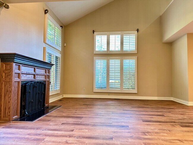 Building Photo - Lovely Townhome in sought after Hidden Spr...