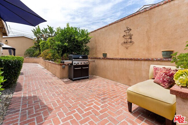 Foto del edificio - 20300 W Oxnard St