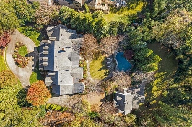 Foto del edificio - 5000 Long Island Dr