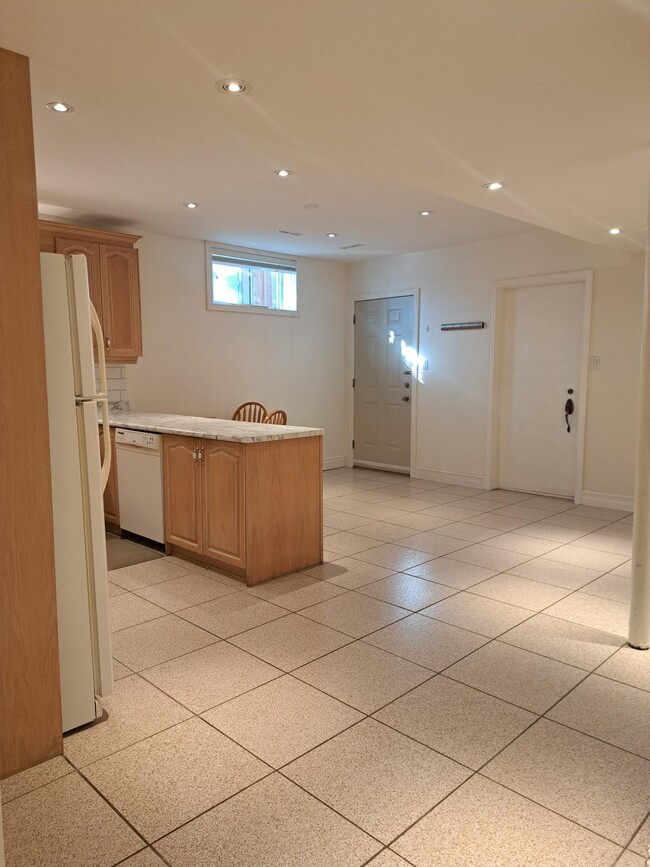 Photo du bâtiment - Spacious One Bedroom Basement Apartment wi...