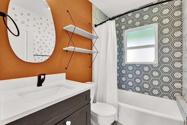 Foto del edificio - Fully Renovated Home in Kendall Whittier – Designer Finishes + Prime Location