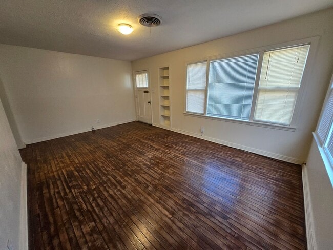 Building Photo - Bungalow style home North Roswell